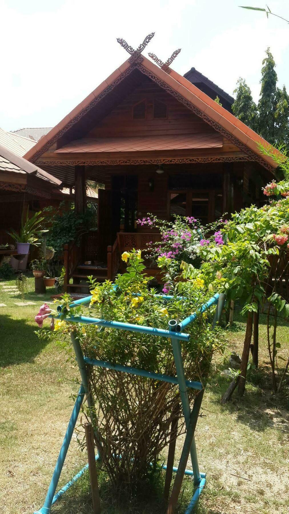 Golden Teak Resort Baan Sapparot Pantai Kamala Luaran gambar